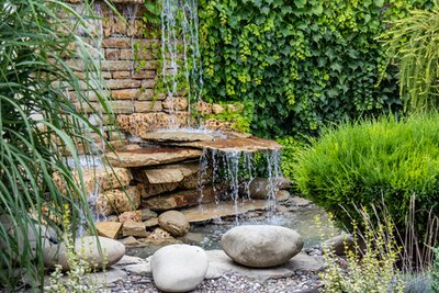 Ontspannen in de tuin met een wateronament